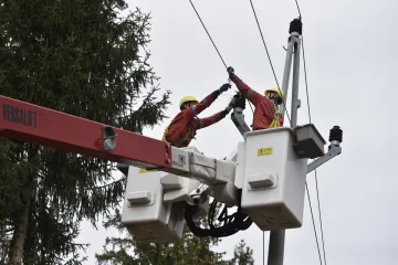 Silný vítr lámal větve a vyvracel stromy. Bez elektřiny jsou stále stovky domácností