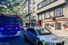 V domě v Praze 3 vybuchly páry po instalaci montážní pěny, dva muži mají popáleniny