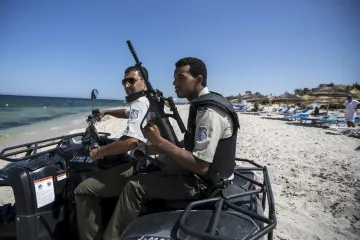 V tuniském letovisku zaútočili islamisté na policisty, tři ozbrojenci byli zabiti