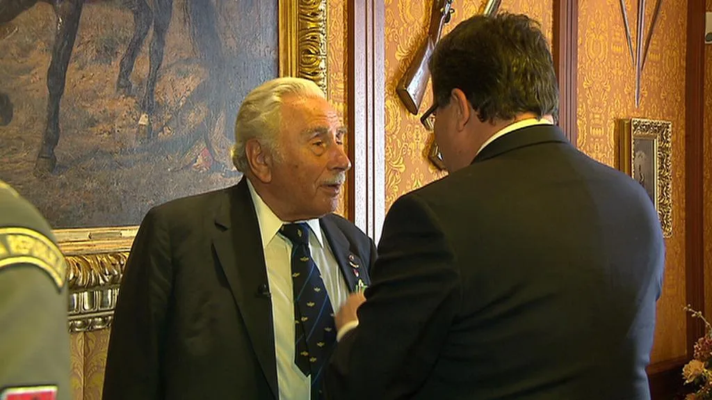 Charles Strasser přebírá Záslužný kříž