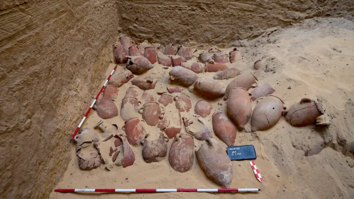 Jedna z vrstev zásobnic obsahujících zbytky po provedené mumifikaci uložených v mumifikačním depozitu dosud neprozkoumané šachtové hrobky v Abúsíru