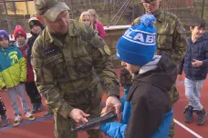 Zóna ČT24: Armáda vyrazila za školáky, ukazuje jim práci s raněnými i s technikou