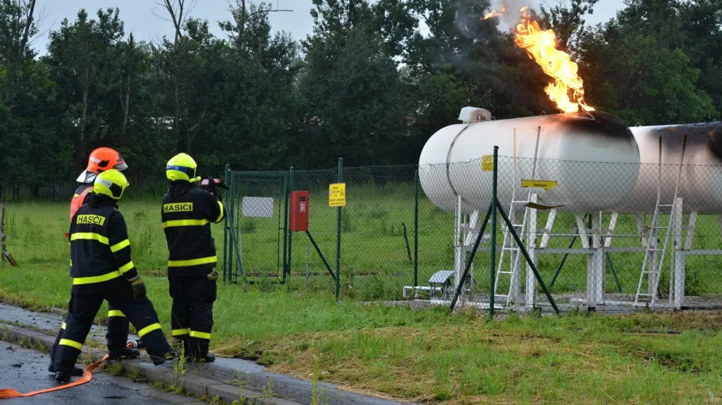 Požár nádrží na LPG v Českém Těšíně