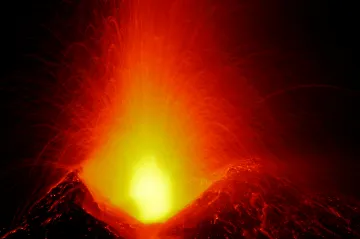 Přežili v popelu. Obří erupci vulkánu Toba lidstvo zvládlo i díky novým technologiím