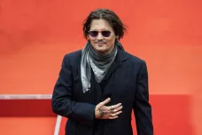 „Atmosféra je úžasná,“ pozdravil Johnny Depp fanoušky ve Varech. Cenu nechce, představit své filmy ano
