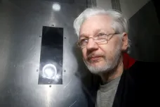 Británie souhlasí s vydáním Assange do USA. Zakladatel WikiLeaks se odvolá