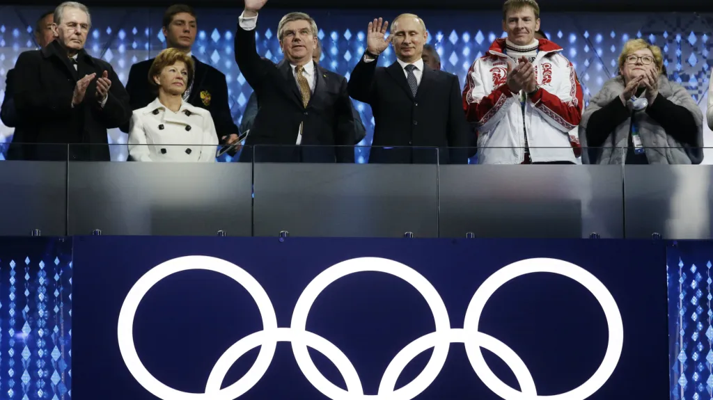 Thomas Bach a Vladimir Putin během závěrečného ceremoniálu v Soči