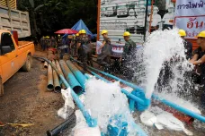 Potápěči vynesli z thajské jeskyně dopisy, záchranáři se snaží provrtat únikovou cestu