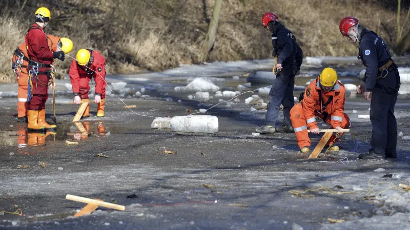 Střelmistři umísťují výbušninu do ledu na Svratce