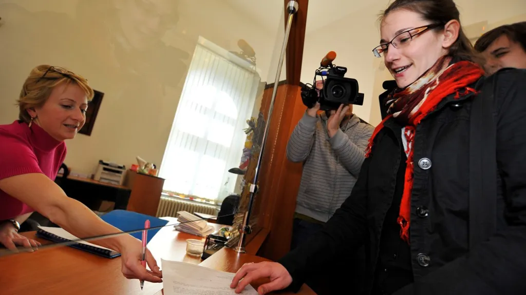 Pracovnice Senátu předává Ústavnímu soudu žalobu na Klause