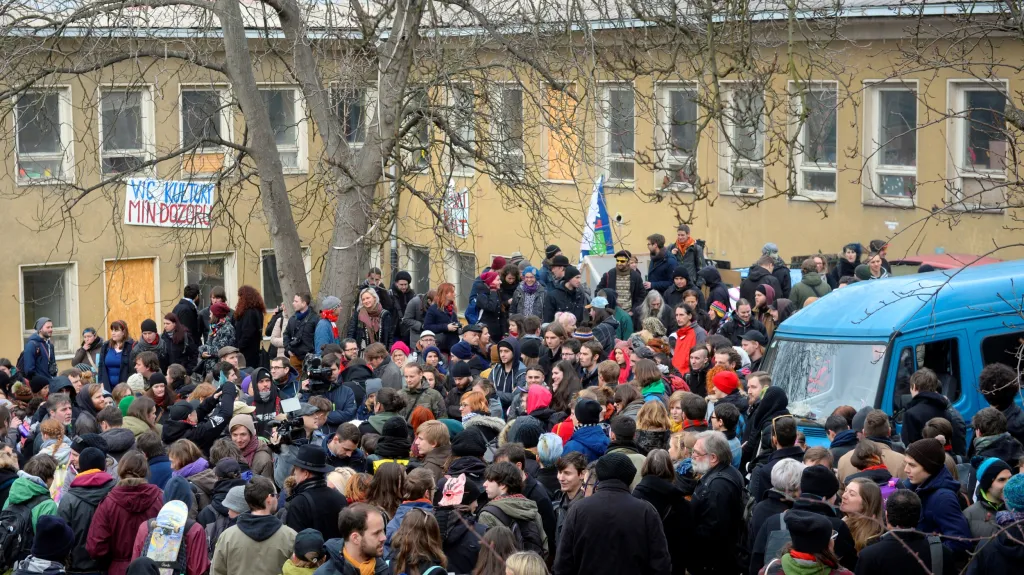 Shromáždění u centra Klinika