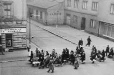 Noví svědci holocaustu. Výstava ukazuje neznámé fotografie z Terezína a transportů