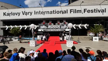Záznam: Červený koberec před zahájením festivalu