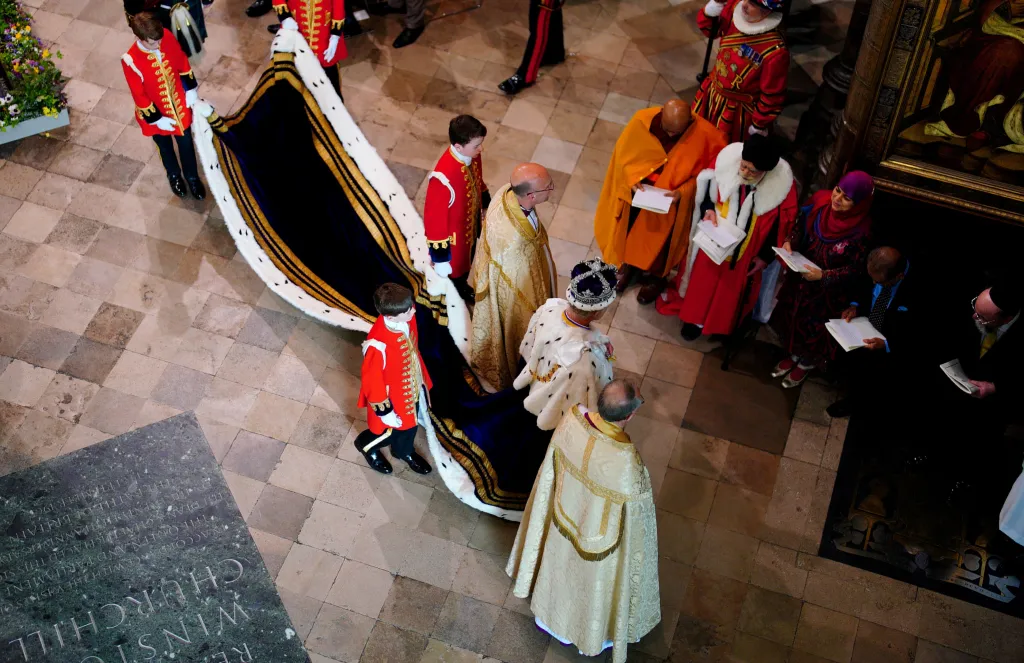 Král Karel III. v imperiální koruně opouští Westminsterské opatství