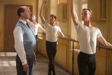 Filmová upoutávka týdne: Tanec, nebo politika? Ralph Fiennes sleduje emigraci Rudolfa Nurejeva