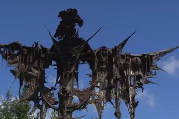 Ateliér světového sochaře Veselého spadl do exekuce, sochy nedaleko Prahy zarůstají plevelem