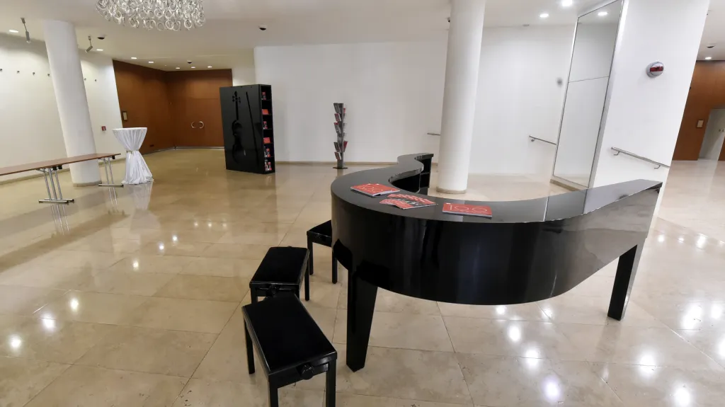 Nově opravený foyer v ostravském Divadle Jiřího Myrona
