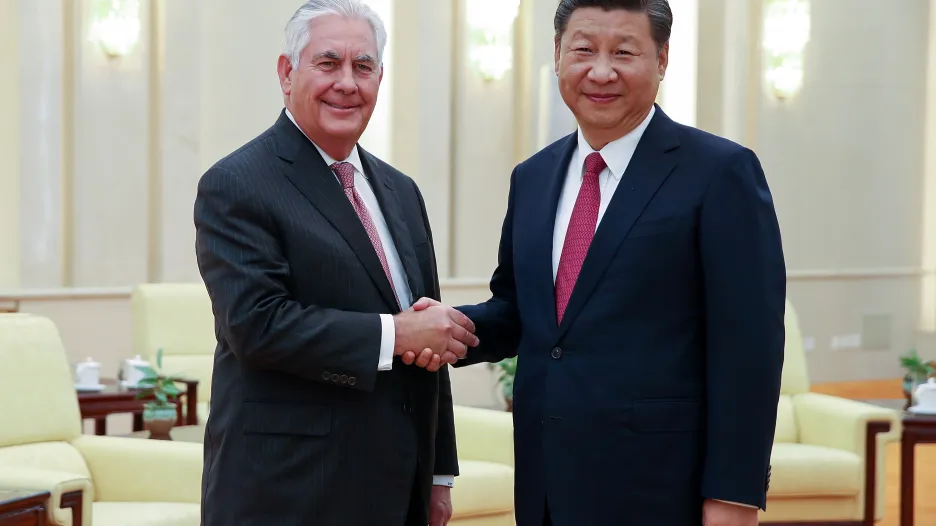 Rex Tillerson a Si Ťin-pching při setkání v Pekingu