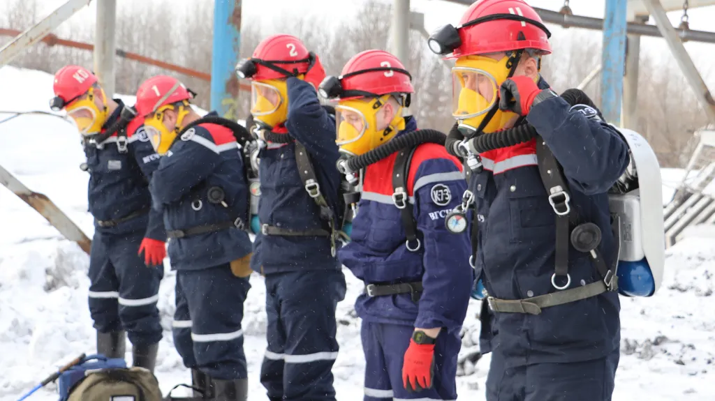 Záchranáři se připravují k práci u požáru v uhelném dole na Sibiři