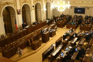 Mimořádnou schůzi k platům politiků sněmovna přerušila