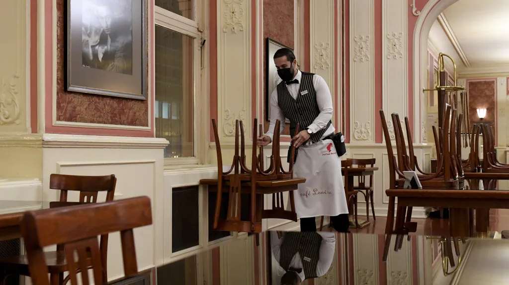 Omezení provozu kvůli koronaviru v pražské Café Louvre
