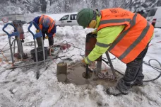 Dělníci pumpují stovky tun cementu do dutin pod dálnicí D1 na Vysočině