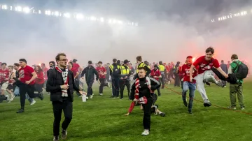 Fanoušci Slavie na hrací ploše