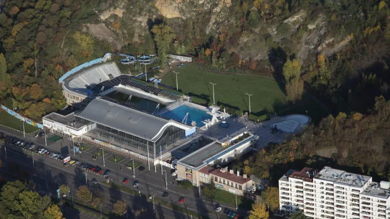 Ivan Mládek sice praví, že okolí "ještě hezčí nežli bazén v Praze 4-Podolí" má měchenická plovárna, jejím nedostatkem však je, že dnes Měchenice žádné koupaliště nemají. Podolí a jeho okolí se tak může směle posunout na první místo.