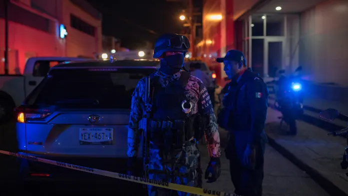Mexické bezpečnostní síly u baru, kde zřejmě po žhářském útoku zemřely dvě desítky lidí