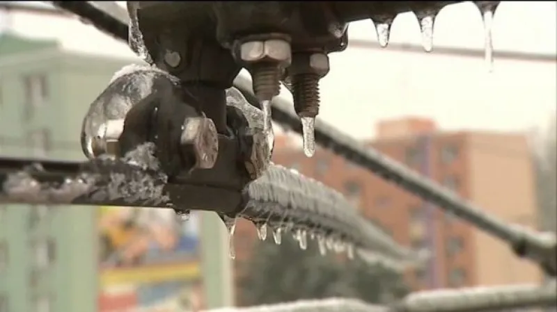 Olomouc bojuje s námrazou na trolejích