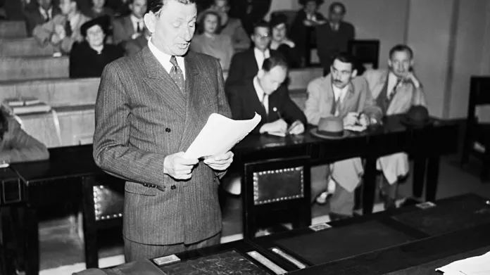 Vlasta Burian před zvláštní trestní komisí Ústředního národního výboru hlavního města Prahy (červenec 1946)