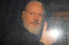 V Londýně zatkli Juliana Assange. Ekvádoru, na jehož ambasádě roky přebýval, s ním došla trpělivost