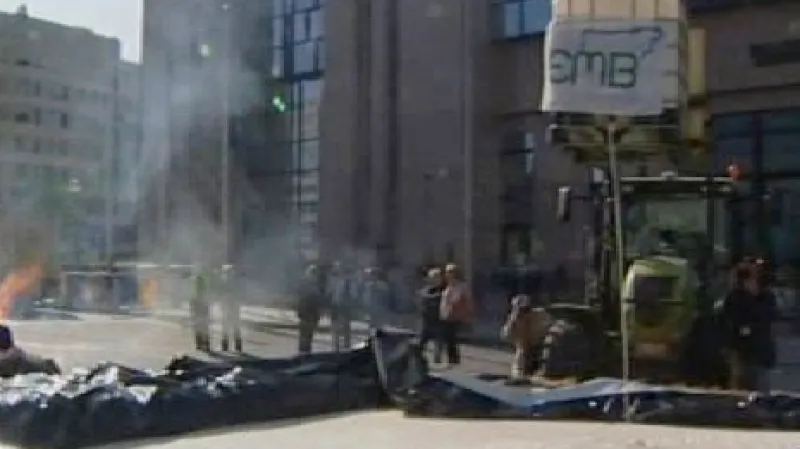 Před sídlem Evropské komise v Bruselu vytvořili zemědělci mléčné jezírko.