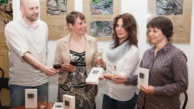 Křest prvního českého vydání díla Anny Barkovové Osm hlav šílenství, zleva překladatelé Jakub Šedivý a Radka Rubilina, zpěvačka a herečka Aneta Langerová a režisérka filmu Osm hlav šílenství Marta Nováková