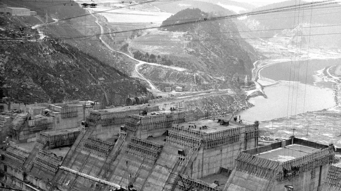 Stavba orlické přehrady (1959)