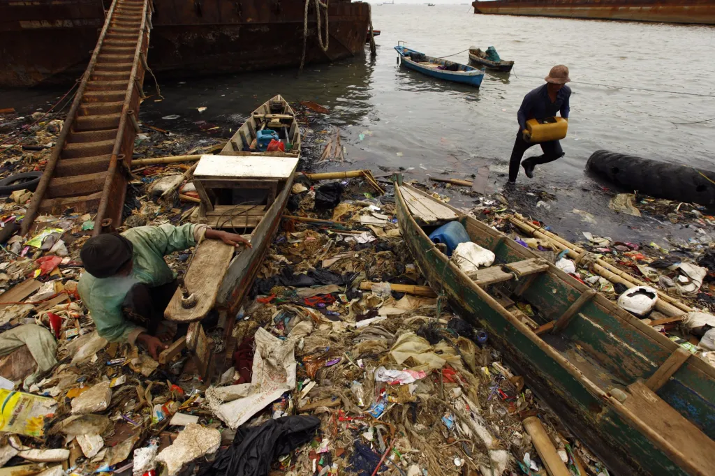 Rybář v severní části Jakarty odklízí odpad v zátoce a konstatuje, že stejná situace se opakuje již pět let, což mu značně komplikuje lov.