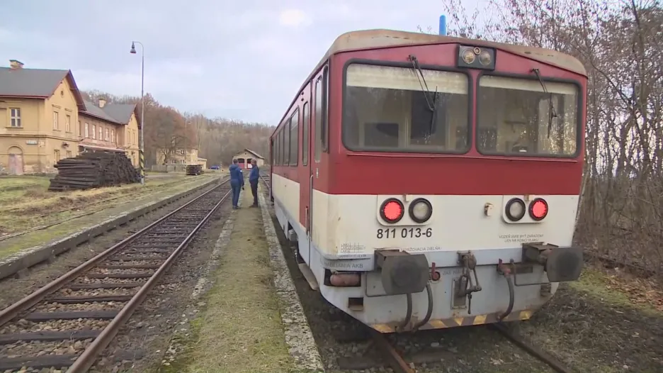Vlak čeká v Hrobu na uvolnění tratě na Moldavu.
