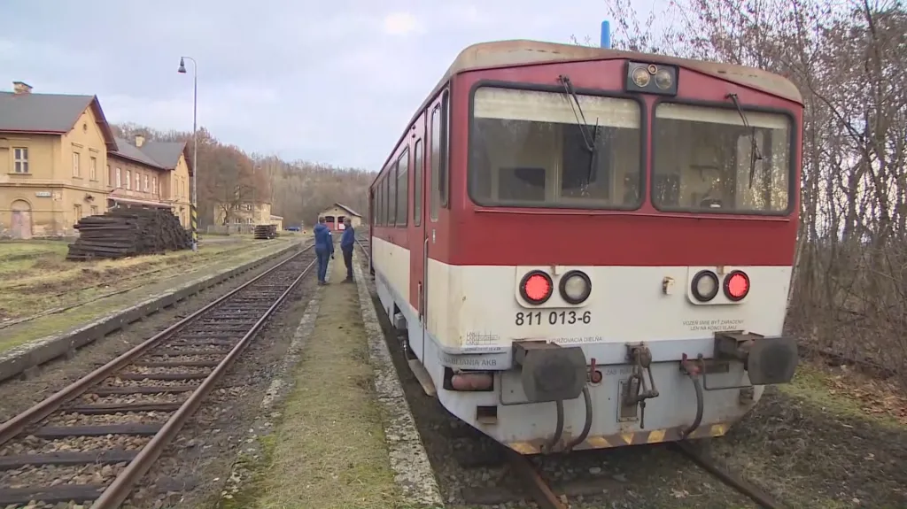 Vlak čeká v Hrobu na uvolnění tratě na Moldavu.