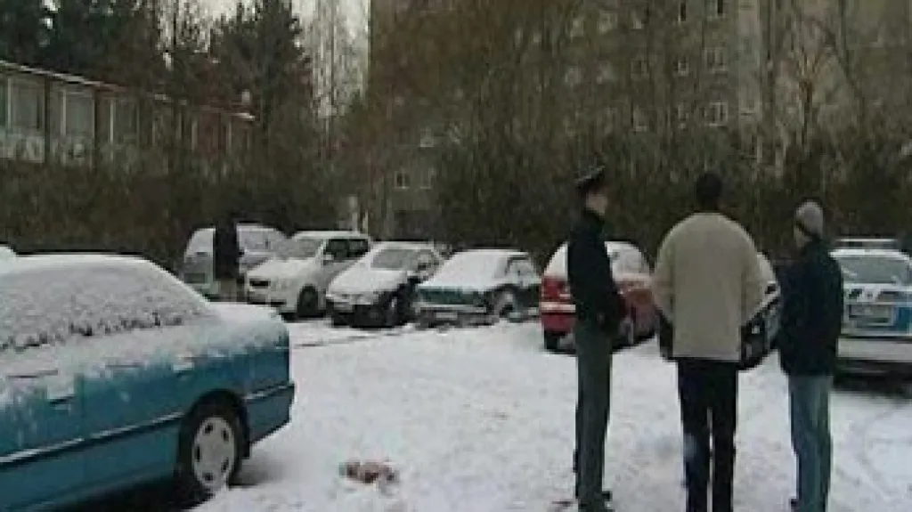 Policie šetří úmrtí muže na parkovišti