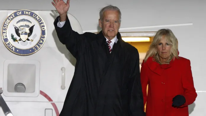 Joe Biden s manželkou po příletu do Kyjeva