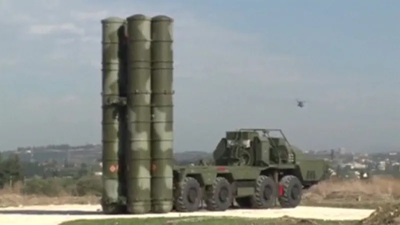 Systém S-400 umístěný na letecké základně v Sýrii