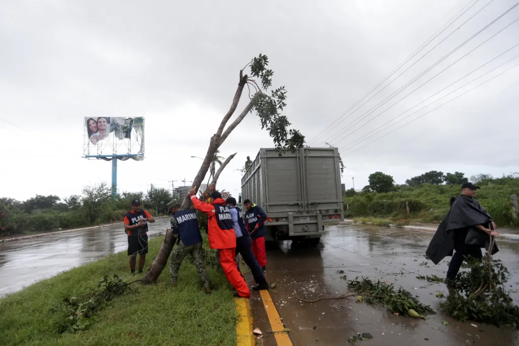 Hurikán Pamela zasáhl pobřežní části Mexika. Na fotografii záchranné jednotky odstraňují škody v oblasti města Mazatlán