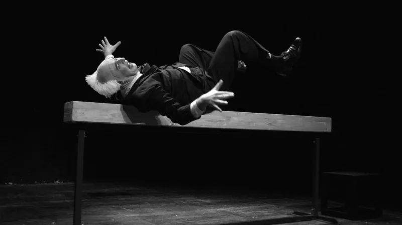 Z inscenace hry Luboše Baláka Jak se Husákovi zdálo, že je Věra Čáslavská v Divadle Na zábradlí. Na snímku Tomáš Matonoha coby Gustáv Husák.