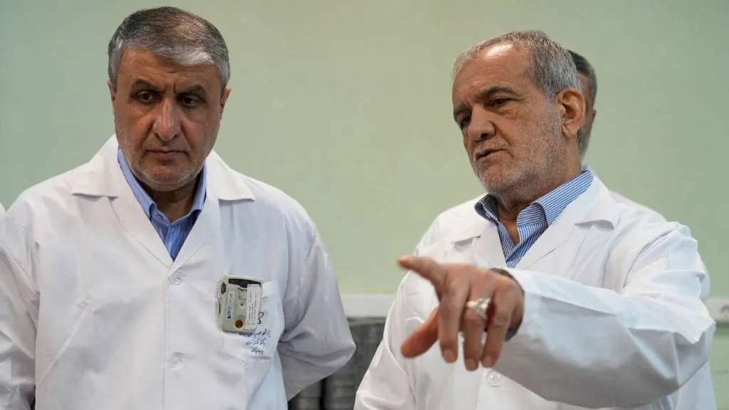 Íránský prezident Masúd Pezeškján (napravo) navštívil Organizaci pro atomovou energii v Teheránu