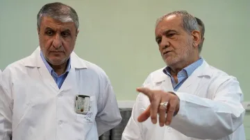 Íránský prezident Masúd Pezeškján (napravo) navštívil Organizaci pro atomovou energii v Teheránu