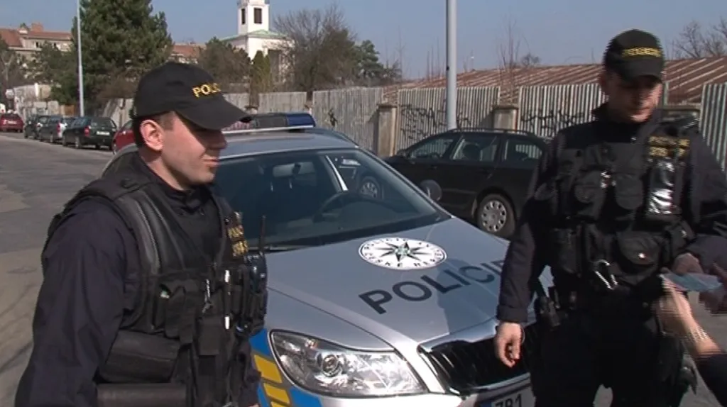 Policejní hlídka při kontrole