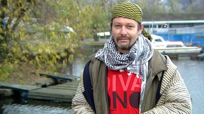 Bezdomovecký moderátor Petr Bláha hlásí počasí