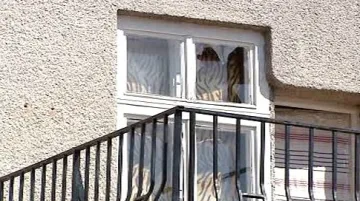 Prostřelené okno domu v Handlové