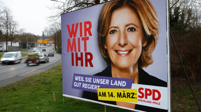 Předvolební plakát Malu Dreyerové: My s ní. Protože naší zemi dobře vládne