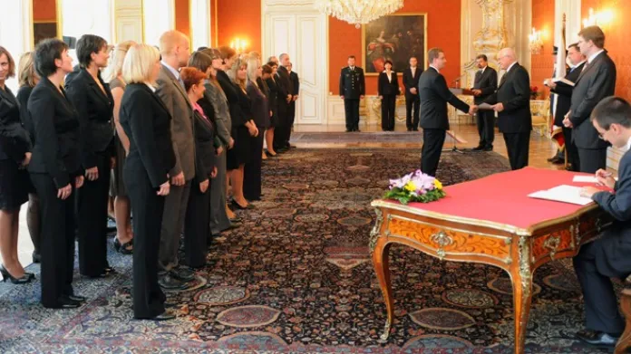 Prezident Václav Klaus dnes jmenoval na Pražském hradě 49 nových soudců a soudkyň.